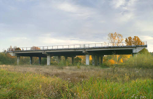 Pomniki socjalistycznego absurdu koło Bolimowa. Kilkudziesięciometrowy  odcinek mostu na rzece Rawce planowanej w latach 80-tych autostrady A2