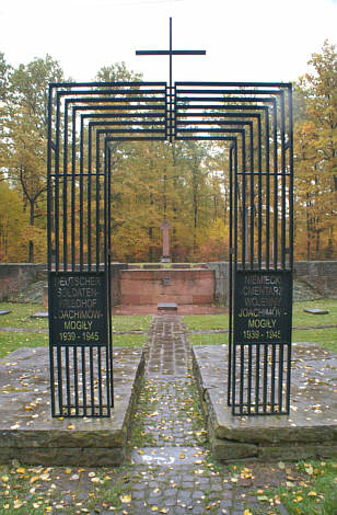 Brama do cmentarza żołnierzy niemieckich w Joachimowie, poległych w okolicach Bolimowa 