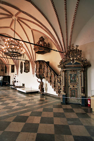 Zamek Darłowo - Ekspozycja muzealna z wyposażeniem kaplicy zamkowej