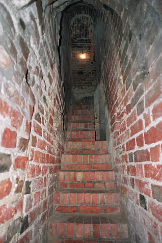 Dawne bardzo wąskie klatki schodowe, dziś już nie wykorzystywane