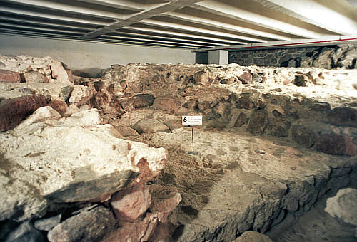 Gniezno - Podziemia katedry z pozostałościami budowli romańskich