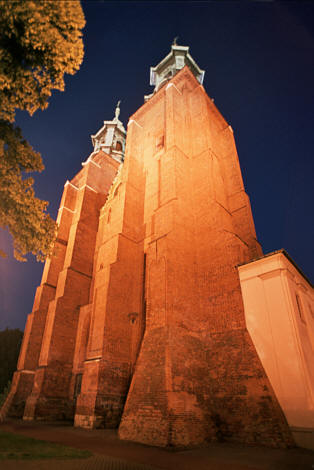 Katedra w Gnieźnie nocą