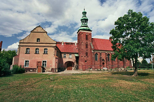 Kościół pw. Jana z II pol. XVI w. Jego wygląd jest niezmieniony od czasu budowy