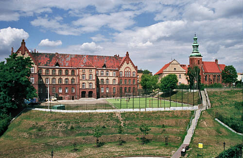 Gniezno - Kościół pw. Jana z II pol. XVI w. i zabytkowy budynek Gimnazjum nr 1