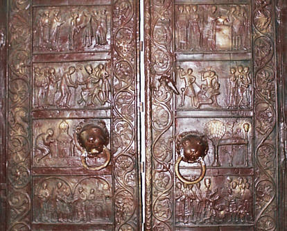 Zbliżenie na słynne drzwi gnieźnienieńskie (wierna replika w Muzeum)
