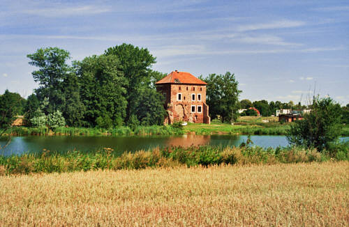 Zamek z XIV wieku rodu Pałuków - widok zza jeziora