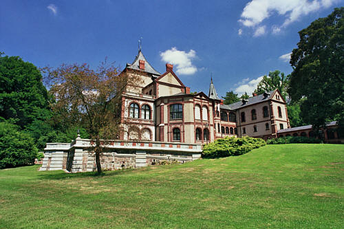 Pałac zwany Oficyną stojący przy  zamku, obecnie Muzeum Leśnictwa