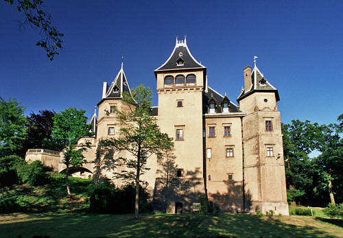 Zamek z XVI wieku, gruntownie przebudowany w XIX w.