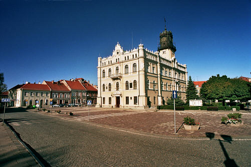 Rynek jarosławski z renesansowym ratuszem z XVII w.
