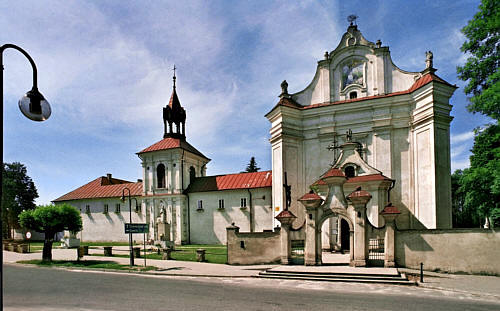 Barokowy kościół i klasztor pw. Nawiedzenia Najświętszej Marii Panny z XVII w. ufundowany przez Marysieńkę Sobieską