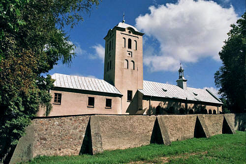 Klasztor bernardynek (wcześniej bernardynów), którego historia sięga XV wieku
