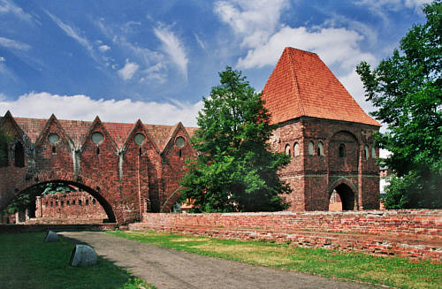 Część krzyżackiego zamku z XIII w. - wieża Gdanisko połączona zabudowanym mostem z zamkiem 