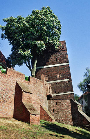 Krzywa Wieża z XIV wieku - widok z zewnątrz