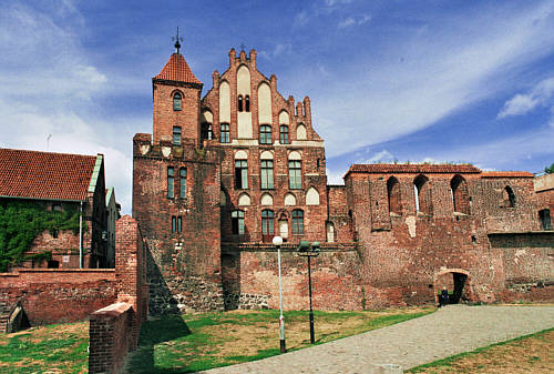 Dwór Mieszczański. Widać dawną wieżę w fortyfikacjach zamku nadbudowaną o wieżyczkę w XIX wieku