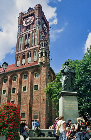 Pomnik M. Kopernika i wieża ratuszowa