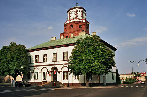Brama Krakowska z XIV wieku wraz  dobudowanym od niej budynkiem tworzy dziś ratusz
