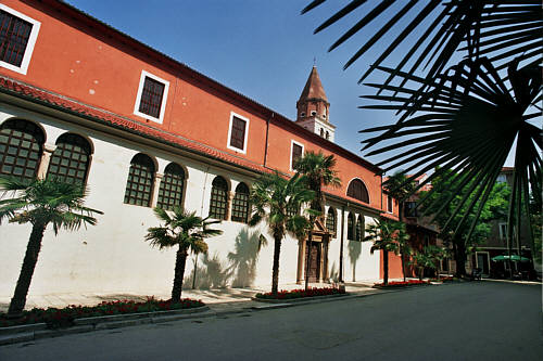 Kościół św. Szymona z XVI wieku w otoczeniu palm