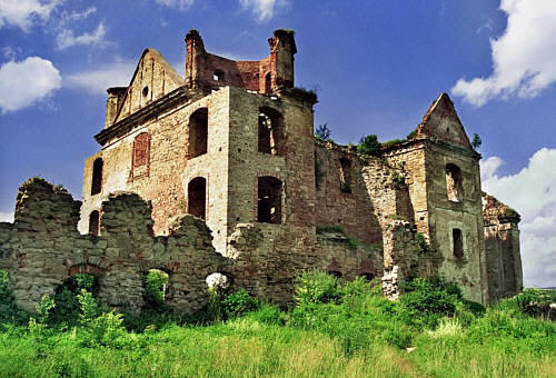 Obronny klasztor Karmelitów Bosych z 1700 r., dziś w ruinie