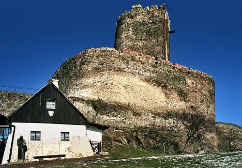 Zdjęcie pokazuje potężne ruiny zamku książęcego z XIII wieku