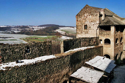 Widok na północne skrzydło zamku z budynkiem zwanym Domem  Niewiast