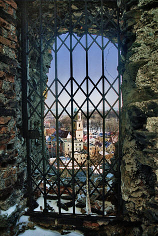 Widok na miasto przez okno zamkowe