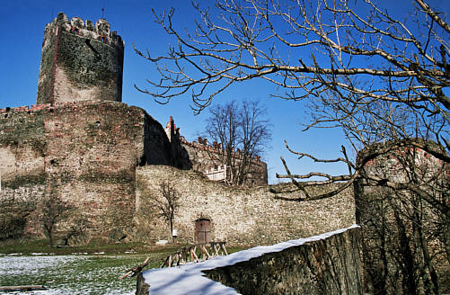 Zamek otaczała podwójna linia murów, po prawej zawnętrzna  z basteją, po lewej wewnętrzna z potężną wieżą