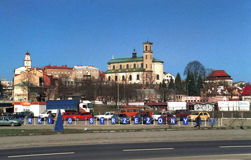 Widok na centrum Gorlic połóżone na wzgórzu, od lewej ratusz, kościół parafialny i dwór obronny