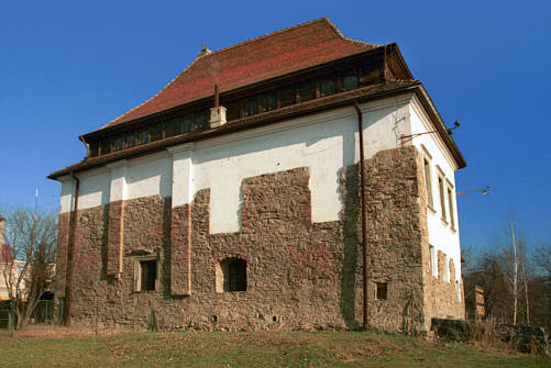 Przebudowany dwór obronny Karwacjanów z XV wieku