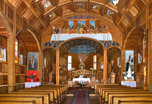 Wnętrze kościoła z prezbiterium w kształcie Golgoty i polichormią przedstawiającą Ostatnią Wieczerzą