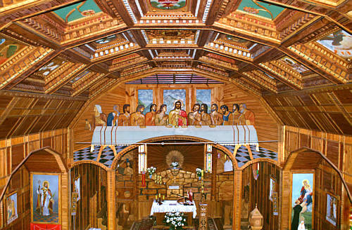 Widok z chóru - sufit pokryty jest kasetonami z tajemnicami różańcowymi i symbolami męki Chrystusa