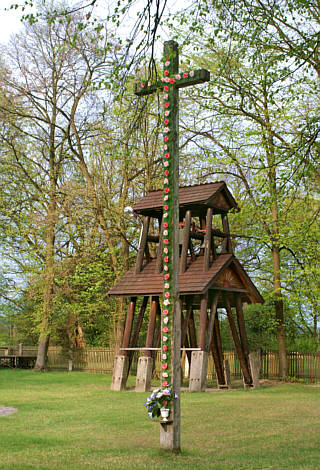 Momoty Górne -  Krzyż  świątecznie ozdobiony i dzwonnica 