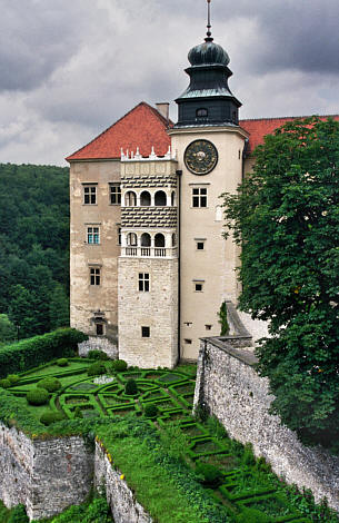 Zamek Pieskowa Skała w Ojcowskim Parku Narodowym  - wieża bramna, loggia i ogród włoski 