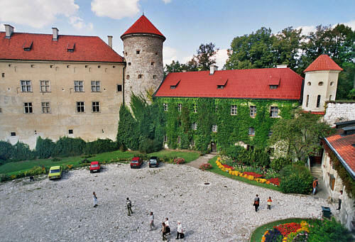 Widok z bastionu na dziedziniec zewn. - ze średniowieczną basztą i oficyną z XVII w.
