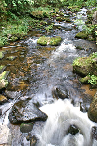 Potok Szklarka, na którym powstał wodospad