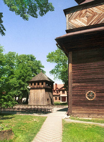 Również drewniana dzwonnica z XVIII wieku przy kościele
