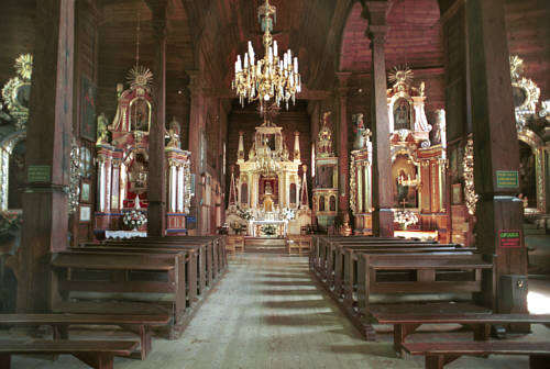 Wnętrze kościoła, w środku atmosferę robi niesamowity zapach starego drewna