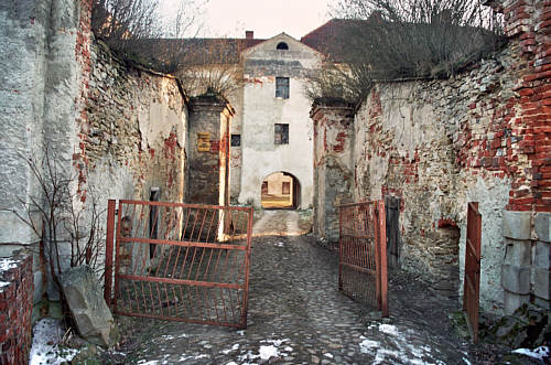 Brama w  do zamku w dawnych fortyfikacjach