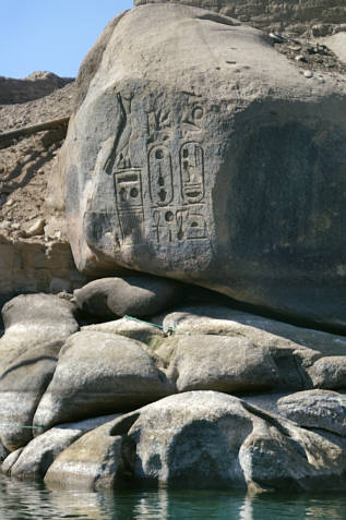 Hieroglify i kartusze na skale od strony Nilu 