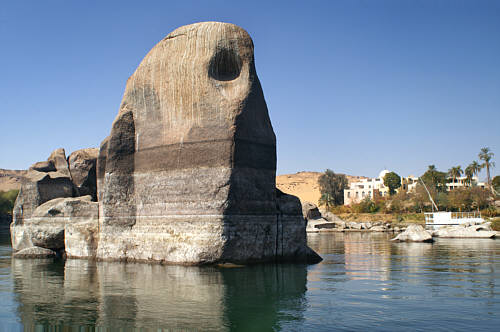 Ciekawa skała na Nilu