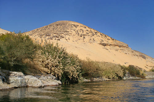 Pustynne wybrzeża i pagórki nad Nilem