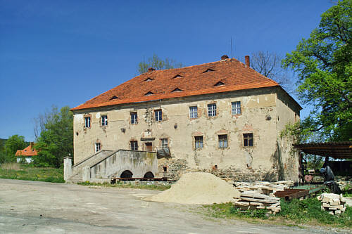 Dwór z połowy XVI w.,  przebudowany w XIX w.