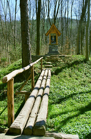 Kapliczka przy leśnej drodze