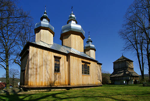 Zdjęcie przedstawia  cerkiew z boku i dzwonnicę