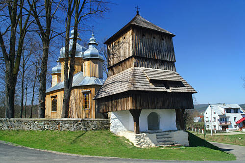 Godna uwagi jest obronna dzwonnica bramna, murowano-drewniana z XVII wieku. Była ona również wykorzystywana jako osobna światynia