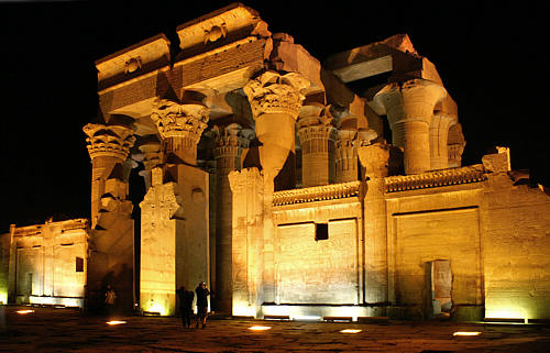 Świątynia wzniesiona przez Totmesa III (1458-1425 p. Chr.) poświęcona Sobekowi, Hathor i Chonsu - widok od frontu