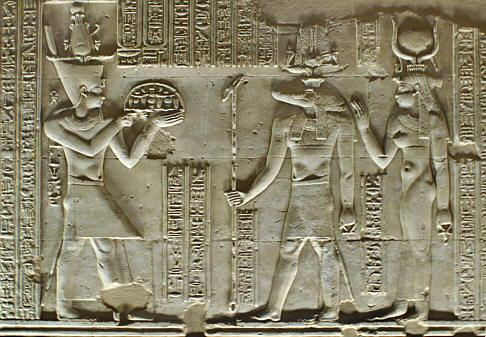Przedstawienie egipskiego boga Sobka  z głową krokodyla, a za nim Hathor