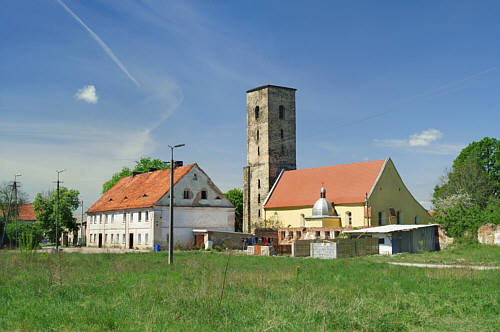 Rogów Sobócki - Kościół i budynek dworski