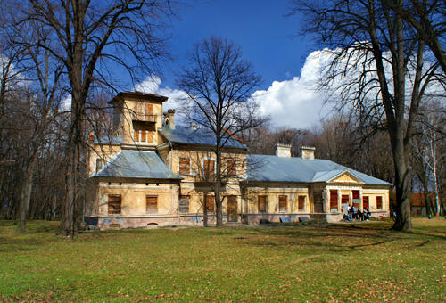 Ładny, ale zaniedbany XVIII-wieczny dwór Branickich i Chłapowskich, przebudowany w XIX w.