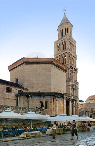 Katedra św. Dujama przebudowna z dawnego mauzoleum Dioklecjana, który zresztą kazał zabić  Dujama. Stał się on jednym z pierwszych chrześcijańskich męczenników. Obiekt  stałsię katedrą  w VII wieku