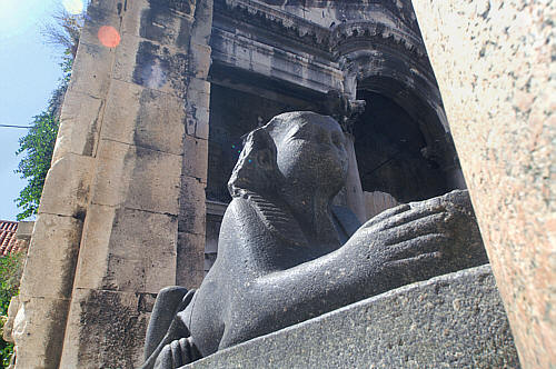 Sfinks przy katedrze - jeden z czterech egipskich posągów, być może nawet z 2000 lat p.Chr. , które znajdowały się w Splicie. Ten jest obecnie tylko wierną kopią.
